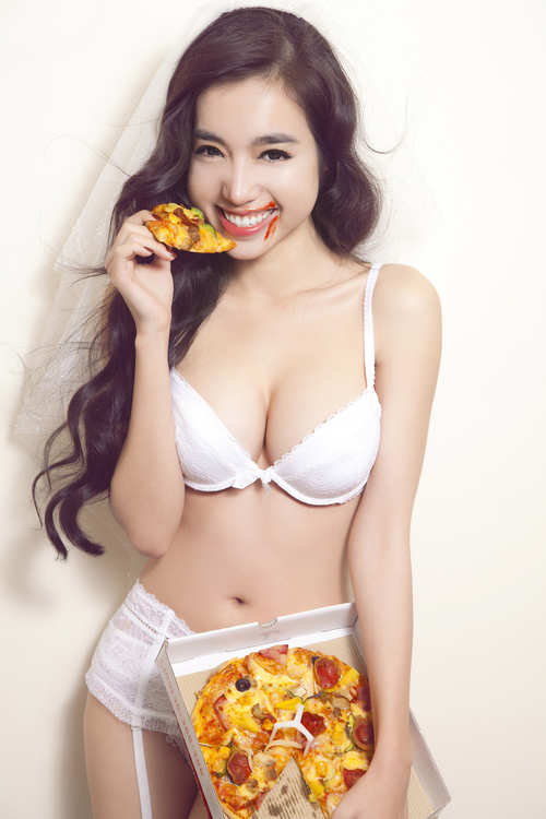 Ảnh nóng Elly Trần sexy diện nội y ăn Pizza cực khiêu gợi