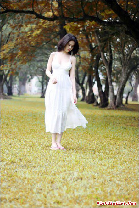 Ngọc Trinh gợi cảm trong chiếc váy trắng muốt